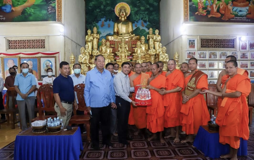 លោក សែម សោត្ថី ប្រធានក្រុមប្រឹក្សាស្រុក និង លោក កន សុខកាយ អភិបាលគណៈអភិបាលស្រុកល្វាឯម ព្រមនិងព្រះអង្គ មង្គលវង្សាចារ្យ ជា ប៊ុនធឿន