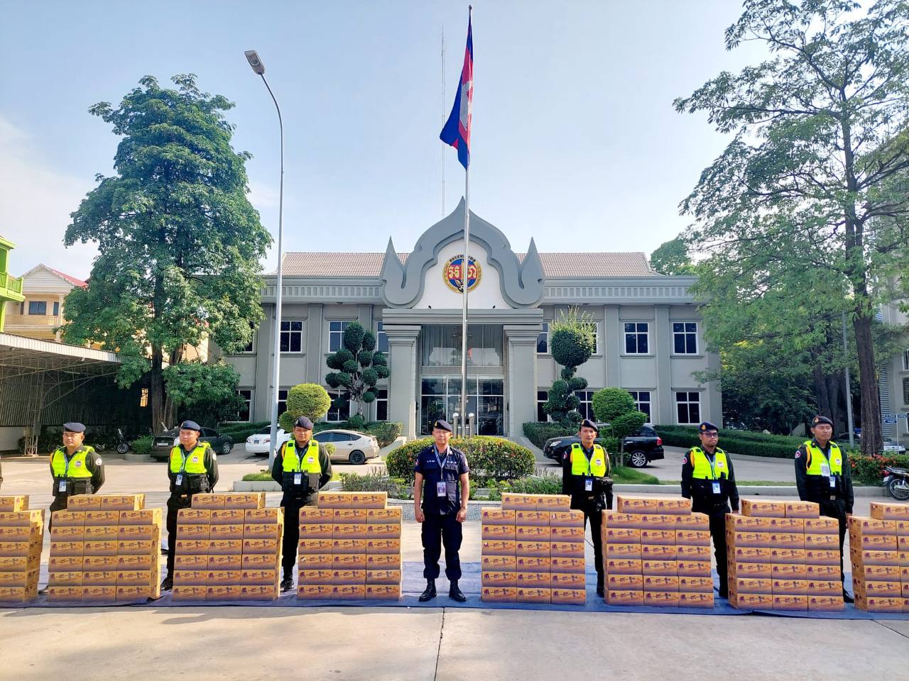 ឧត្តមសេនីយ៍ឯក រ័ត្ន ស្រ៊ាង បែងចែកភេសជ្ជៈដល់ កម្លាំងអាវុធហត្ថរាជធានីភ្នំពេញ តាមបណ្តាគោលដៅការពារ ការប្រកួតកីឡាស៊ីហ្គេម!