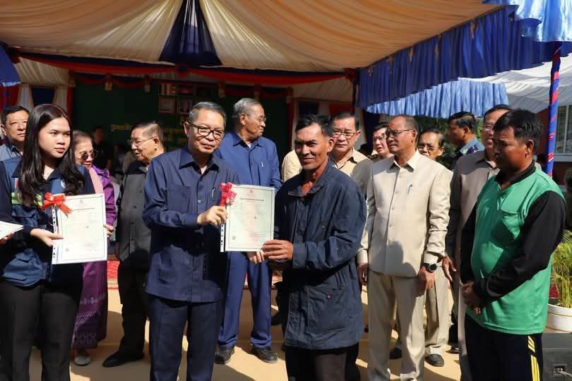 ឯកឧត្តមស៊ុន សុវណ្ណារិទ្ធិ អភិបាលខេត្តកំពង់ឆ្នាំង រួមជាមួយឯកឧត្តម ស៊ីវ រុន ប្រធានក្រុមប្រឹក្សាខេត្ត អញ្ជើញចូលរួមពិធីប្រគល់វិញ្ញាបនបត្រសម្គាល់ម្ចាស់អចលនវត្ថុ ចំនួន ១ ៨៦០