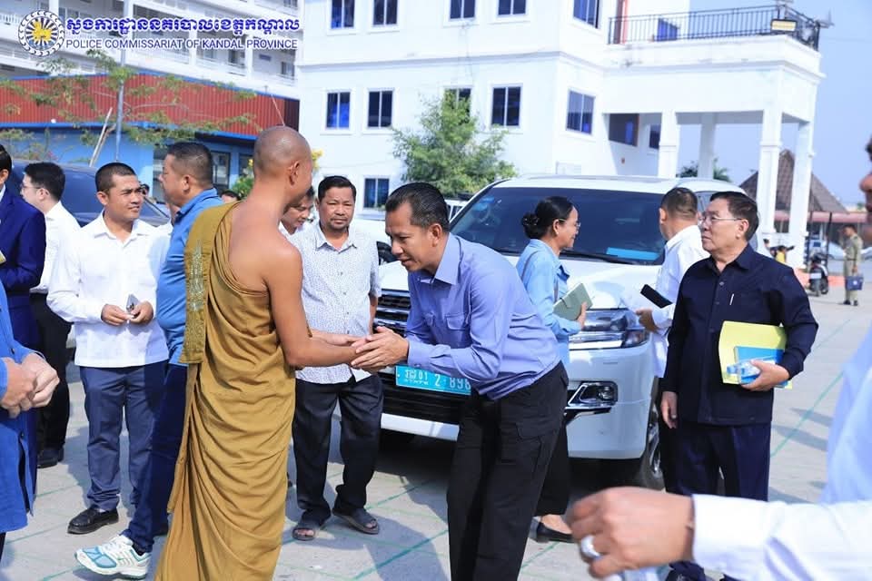 លោកឧត្តមសេនីយ៍ទោ ឈឿន សុចិត្ត ស្នងការនគរបាលខេត្តកណ្តាល បានអញ្ជើញចូលរួមក្នុងកិច្ចប្រជុំរៀបចំពិនិត្យទីតាំង ត្រៀមរៀបចំពិធីកាត់ខ្សែបូសម្ពោធឆ្លងអគារសិក្សា និងសមិទ្ធផលនានា នៅវត្តព្រះឥន្ទសាមគ្គីធម៌