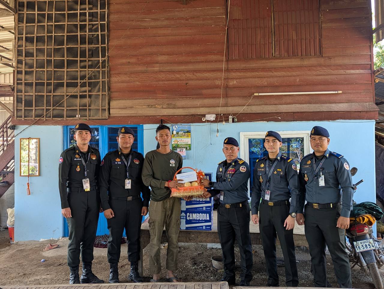 ក្រុមការងារ អាវុធហត្ថខេត្តសៀមរាប ចុះសួរសុខទុក្ខសមាជិកក្នុងកងអនុសេនាធំចល័ត ដែលមានជំងឺកំពុងសម្រាកនៅផ្ទះ