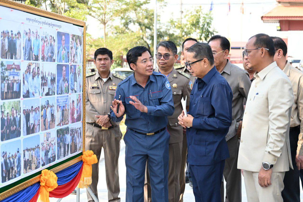 សម្តេចមហាមន្ត្រី គុយ សុផល អញ្ជើញប្រគលវិញ្ញាបនបត្រសម្គាល់ម្ចាស់អចលនវត្ថុជូនប្រជាពលរដ្ឋចំនួន ១ ២៨៨ គ្រួសារ ស្មើនឹង ១ ៨៦០ បណ្ណ ដែលអញ្ជេីញមកពីភូមិចំនួន ៤ ស្ថិតក្នុងឃុំកំពង់ព្រះគគីរ ស្រុកបរិបូណ៌ ខេត្តកំពង់ឆ្នាំង