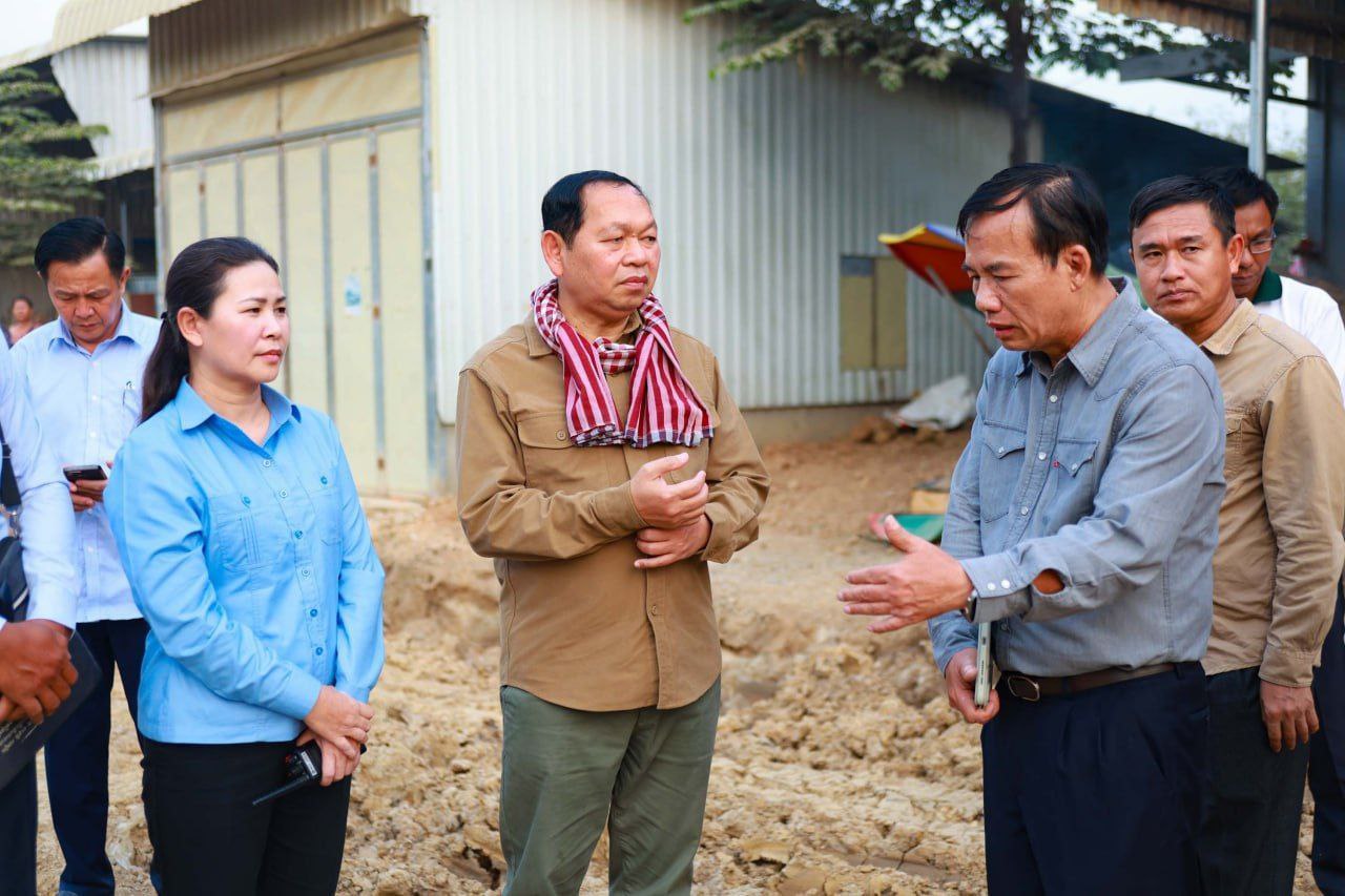 ឯកឧត្តម ឆាយ ឫទ្ធិសែន រដ្ឋមន្ត្រីក្រសួងអភិវឌ្ឍន៍ជនបទដឹកនាំមន្ដ្រីបច្ចេកទេស អញ្ជើញចុះពិនិត្យស្ថានភាពផ្លូវជនបទ ១ខ្សែ…