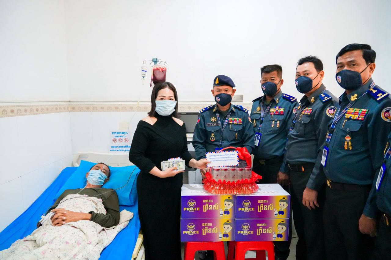 ឧត្តមសេនីយ៍ឯក រ័ត្ន ស្រ៊ាង ចាត់ឲ្យក្រុមការងារ នាំយកអំណោយចុះសួរសុខទុក្ខ អតីតលោកមេបញ្ជាការរង ដែលមានជំងឺប្រចាំកាយធ្ងន់ធ្ងរកំពុងសម្រាកព្យាបាលនៅមន្ទីរពេទ្យ១៧៩!