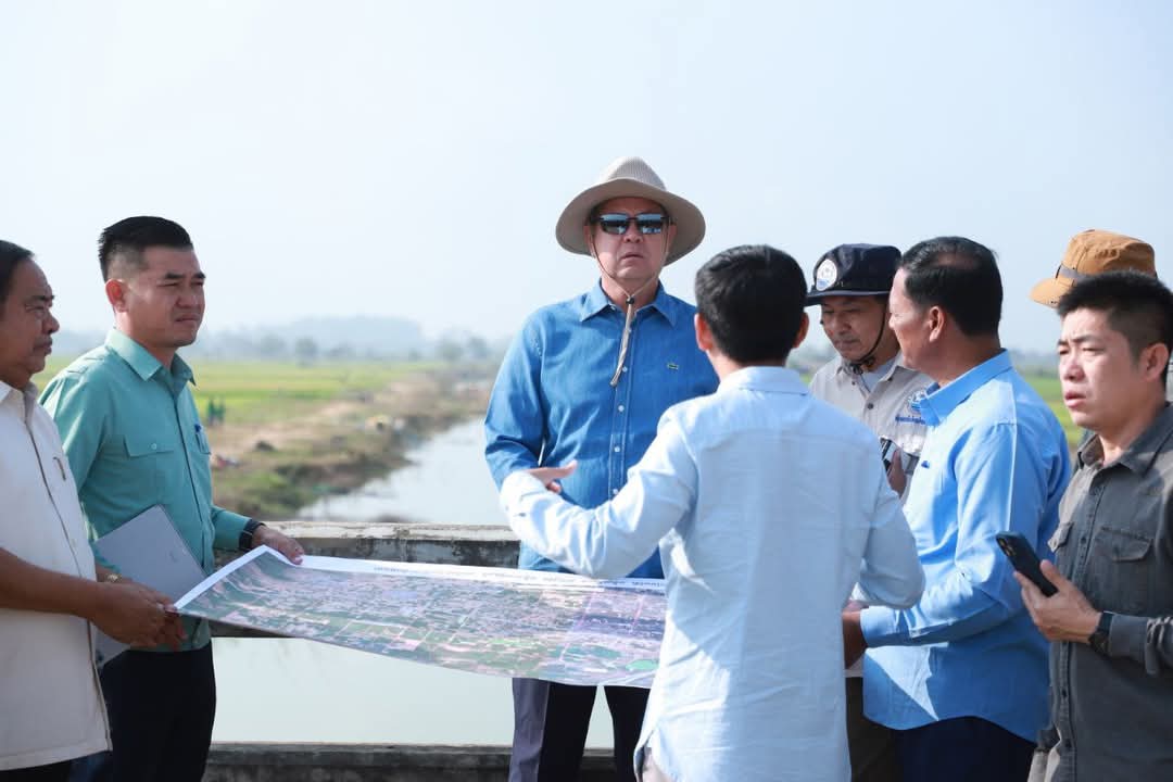 ឯកឧត្ដម គួច ចំរើន អភិបាល នៃគណៈអភិបាលខេត្តកណ្ដាល អញ្ជើញចុះពិនិត្យទីតាំងកាបូមទឹកជួយសង្គ្រោះស្រូវប្រាំងរបស់ប្រជាកសិករ នៅស្រុកខ្សាច់កណ្ដាល