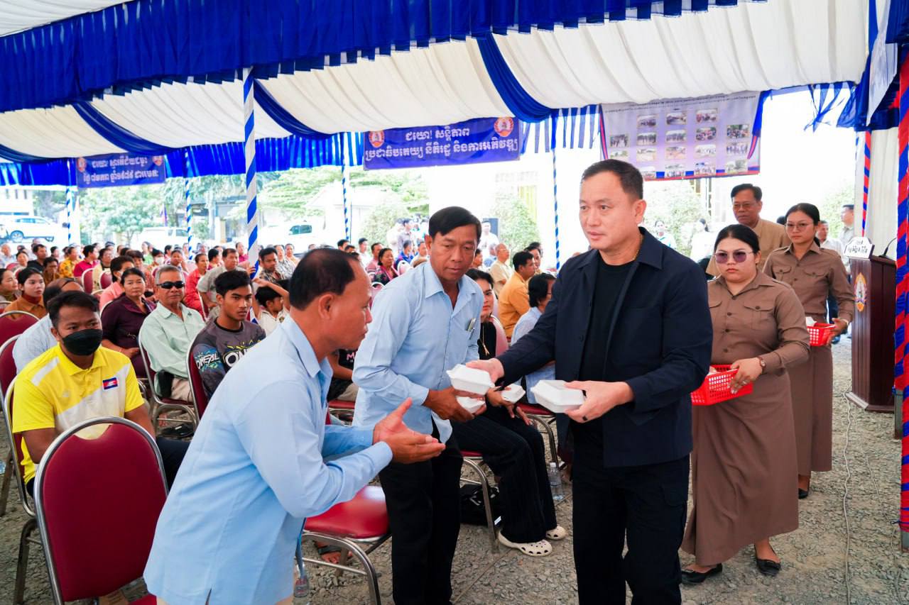 ឯកឧត្តម រ័ត្ន ស្រ៊ាង អញ្ជើញចុះផ្សព្វផ្សាយផែនការចាត់តាំងអនុវត្តទិសដៅភារកិច្ច សន្និបាតគណ:កម្មាធិការកណ្តាល លើកទី៤៥ អាណត្តិទី៥ របស់គណបក្សប្រជាជនកម្ពុជា រាជធានីភ្នំពេញ នៅសង្កាត់ព្រែកកំពឹស!