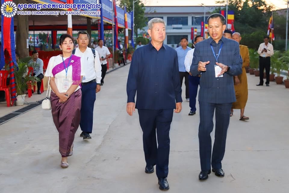 លោកឧត្តមសេនីយ៍ទោ ឈឿន សុចិត្ត ស្នងការនគរបាលខេត្តកណ្ដាល បានអញ្ជើញចូលរួមនិងដឹកនាំកងកម្លាំងនគរបាលក្រោមឱវាទ ការពារសន្តិសុខ សណ្តាប់ធ្នាប់ និងសុវត្ថិភាព ពិធីកាត់ខ្សែ