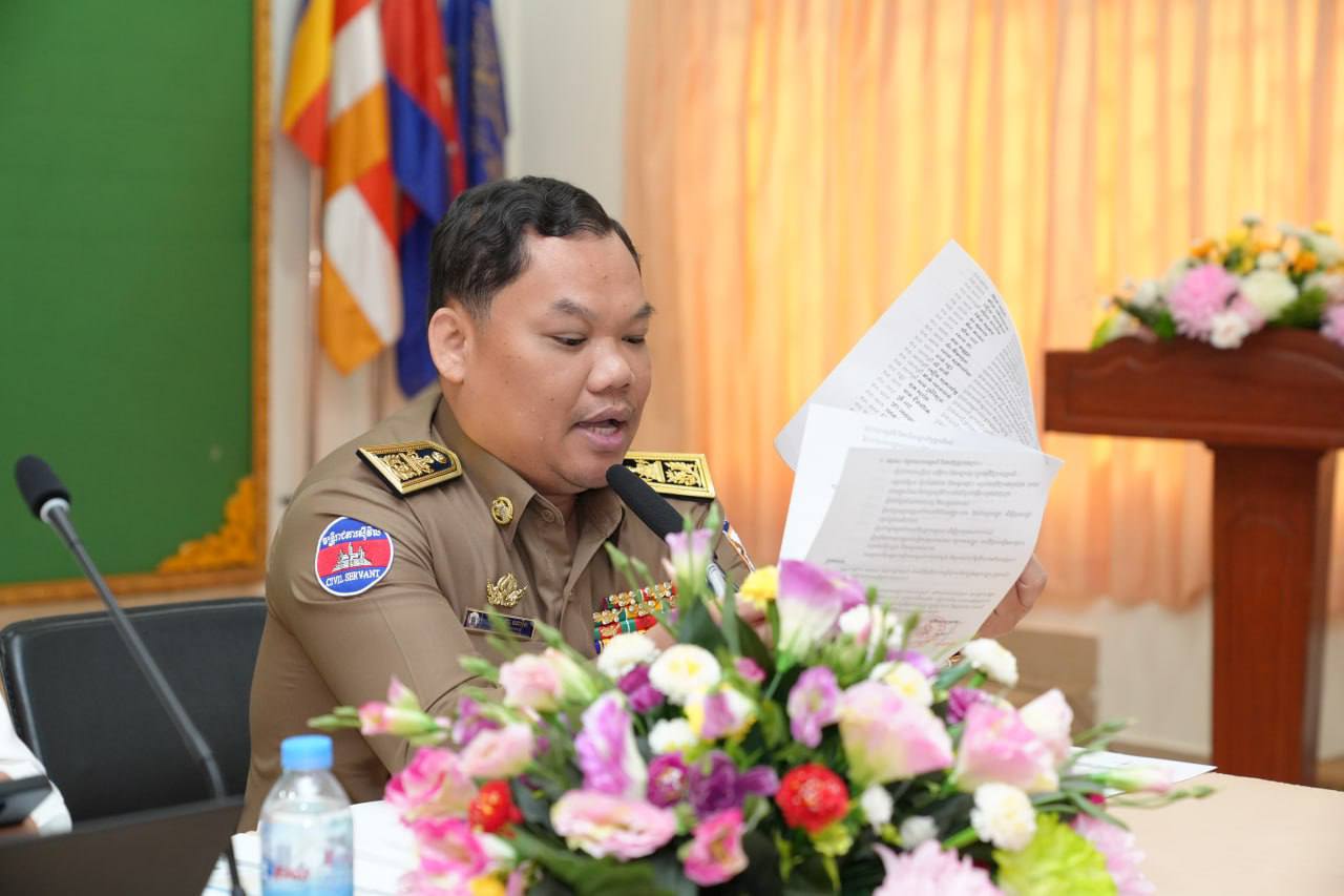 លោក​ ជា​ ណារ៉ុន អភិបាល​ នៃ​គណៈ​អភិបាល​ស្រុក​អូររាំងឪ​ ដឹកនាំ​កិច្ចប្រជុំ​ គណៈ​កម្មការ​រៀបចំ​សង្ក្រាន្ត​អូររាំងឪ​ឆ្នាំ​ថ្មី​២០២៥