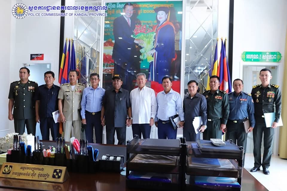 លោកឧត្តមសេនីយ៍ទោ ឈឿន សុចិត្ត ស្នងការនគរបាលខេត្តកណ្តាល អមដំណើរ ឯកឧត្តម គួច ចំរើន អភិបាល នៃគណៈអភិបាលខេត្តកណ្តាល អញ្ជើញជួបសម្តែងការគួរសមជាមួយ ឯកឧត្តម នាយឧត្តមសេនីយ៍ កិត្តិសង្គហបណ្ឌិត ហ៊ីង ប៊ុនហៀង