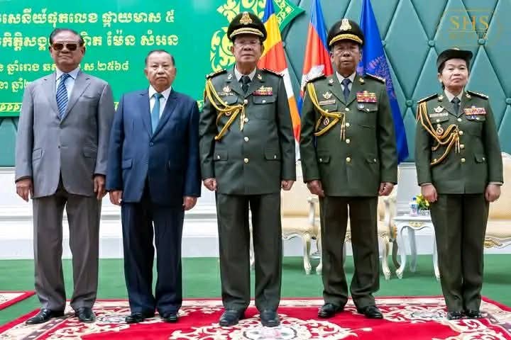 សម្តេចតេជោ ហ៊ុន សែន អញ្ជើញជាអធិបតីក្នុងពិធីអបអរសាទរ និងបំពាក់ឋានន្តរសក្តិថ្នាក់នាយឧត្តមសេនីយ៍ផុតលេខ ផ្កាយមាស ៥ ជូន សម្តេចពិជ័យសេនា ទៀ បាញ់ និងសម្តេចកិត្តិសង្គហបណ្ឌិត ម៉ែន សំអន