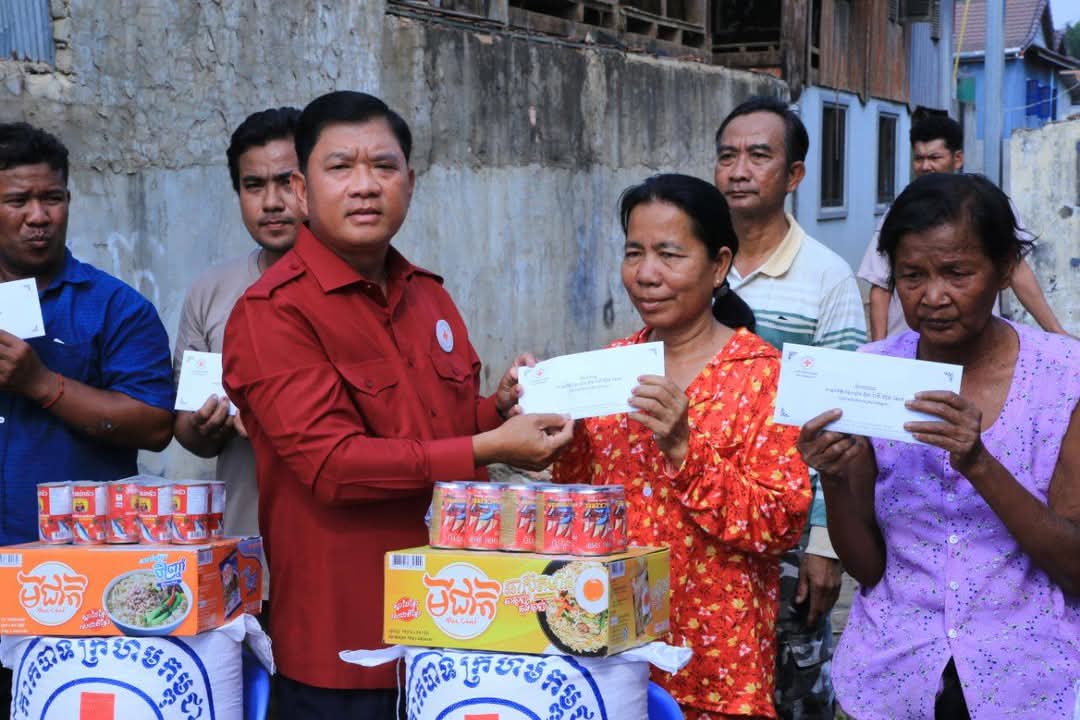 ប្រជាជនរងគ្រោះដោយអគ្គិភ័យឆេះផ្ទះ ចំនួន៤គ្រួសារ នៅក្រុងសំពៅពូន ទទួលអំណោយមនុស្សធម៌ពីសាខាកាកបាទក្រហមកម្ពុជាខេត្តកណ្តាល