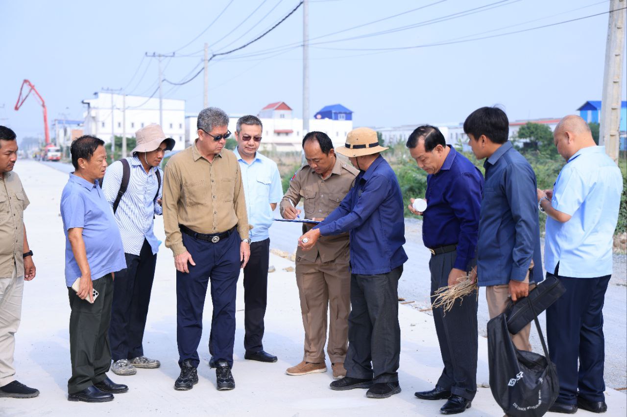 ផ្លូវបេតុងមួយខ្សែ ស្ថិតនៅភូមិព្រែករាំង១ សង្កាត់កំពង់សំណាញ់ ក្រុងតាខ្មៅ គ្រោងនឹងដាក់ឱ្យប្រើប្រាស់នាបុណ្យចូលឆ្នាំថ្មីប្រពៃណីជាតិខ្មែរខាងមុខនេះ