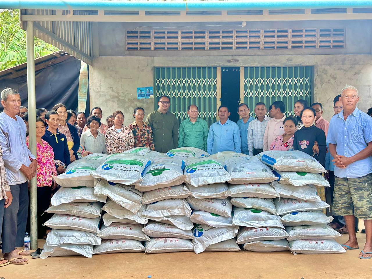 លោក សុំ មនោរម្យ នាយករងខុទ្ទកាល័យក្រសួងរៀបចំដែនដីនគរូបនីយកម្មនិងសំណង់ រួមជាមួយតំណាងក្រុមការងារចុះមូលដ្ឋានស្រុកកំពង់ត្រាច រដ្ឋបាលខេត្តកំពត និងអាជ្ញាធរស្រុក បានចុះនាំយកជីកសិកម្មដែលជាអំណោយរបស់ក្រុមការងាររាជរដ្ឋាភិបាលចុះមូលដ្ឋានខេត្ត ជូនបងប្អូនកសិករដែលកំពុងដាំបន្លែនៅភូមិកោះផ្តៅឃុំកំពង់ត្រាចខាងលិច