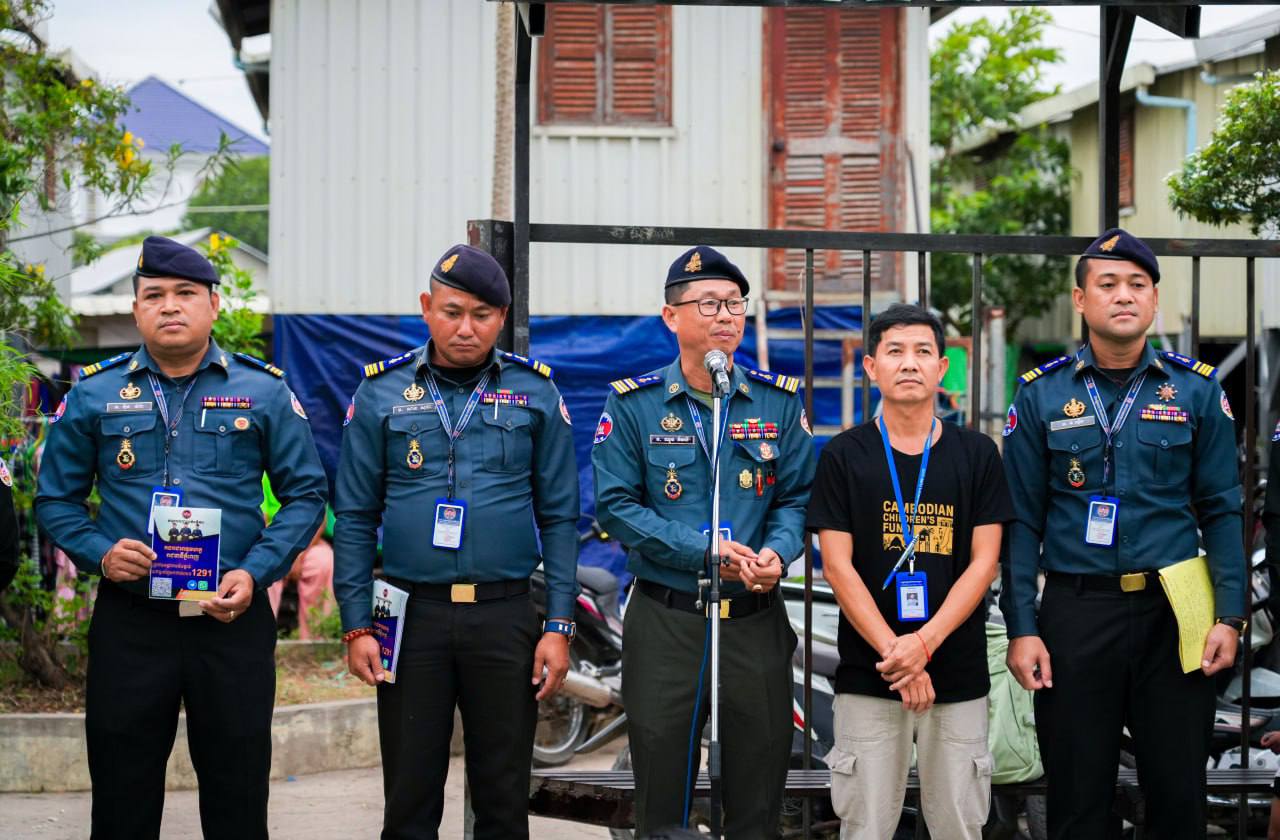 ក្រុមការងារអាវុធហត្ថរាជធានីភ្នំពេញ បានចុះផ្សព្វផ្សាយបញ្ហាក្មេងទំនើង និងបញ្ហាគ្រឿងញៀន និង ភូមិ ឃុំ/សង្កាត់ មានសុវត្ថិភាព ជូនដល់ប្រជាពលរដ្ឋរស់នៅក្នុងសហគមន៏ អង្គការមូលនិធិកុមារកម្ពុជា (CCF)!