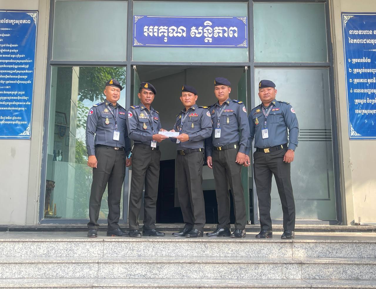 ក្រុមការងារ អាវុធហត្ថខណ្ឌ៧មករា ប្រគល់ថវិកាឧបត្ថម្ភដល់គ្រួសារសមាជិក ដែល​ម្ដាយ​របស់​លោក​ កំពុងសម្រាកព្យាបាលជំងឺនៅមន្ទីរពេទ្យ!