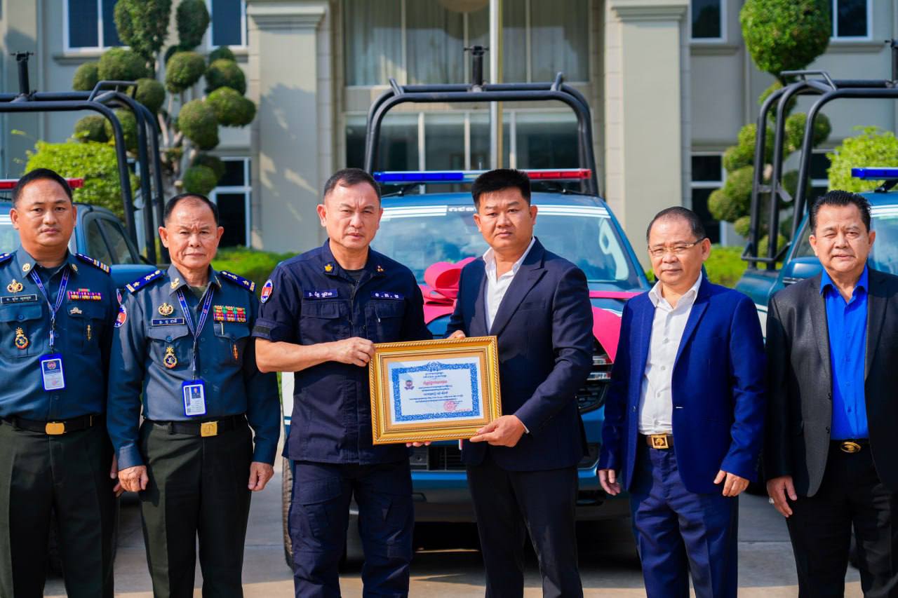 អាវុធហត្ថរាជធានីភ្នំពេញ ទទួលរថយន្ត Ford ចំនួន ០៥គ្រឿង ពីលោកឧកញ៉ា យ៊ាំ ស៊ីងហ៊ !