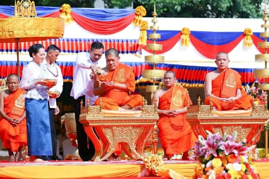 ព្រឹកនេះ សម្ដេចធិបតី ហ៊ុន ម៉ាណែត អញ្ជើញជាអធិបតី ក្នុងព្រះរាជពិធីស្រោចស្រង់ព្រះសុគន្ធវារីថ្វាយ ប្រគេន សម្តេចព្រះមហាសង្ឃរាជសម្តេចព្រះសង្ឃនាយក សម្តេចព្រះសង្ឃនាយករង និងសម្ដេច ទាំង៦ព្រះអង្គ