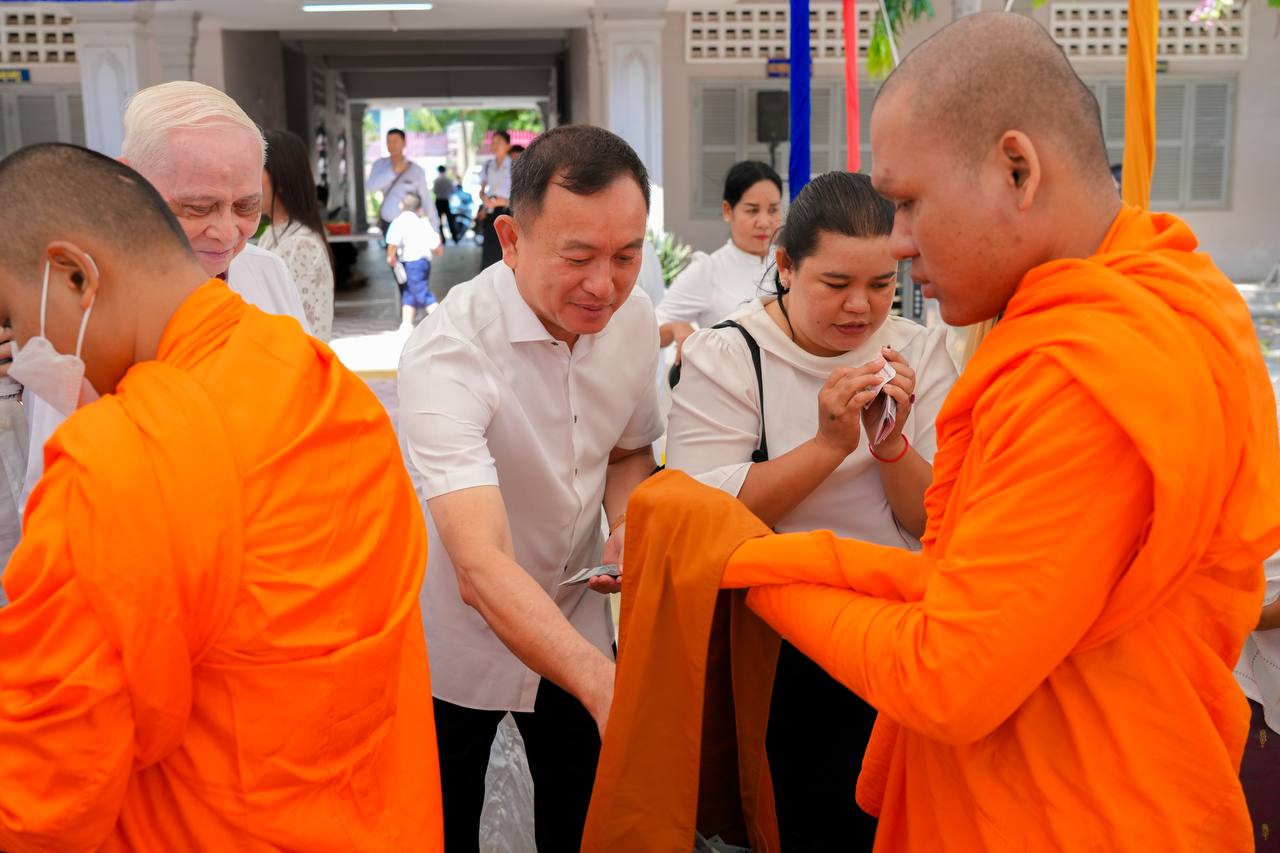 ឧត្តមសេនីយ៍ឯក រ័ត្ន ស្រ៊ាង រួមជាមួយមិត្តភក្តិរួមជំនាន់ និងអតីតលោកគ្រូអ្នកគ្រូបង្រៀនសាលាបាក់ទូក បាននាំយកបច្ច័យចូលរួមពិធីបុណ្យផ្ការស្មីសាមគ្គី នៅវិទ្យាល័យបាក់ទូក !