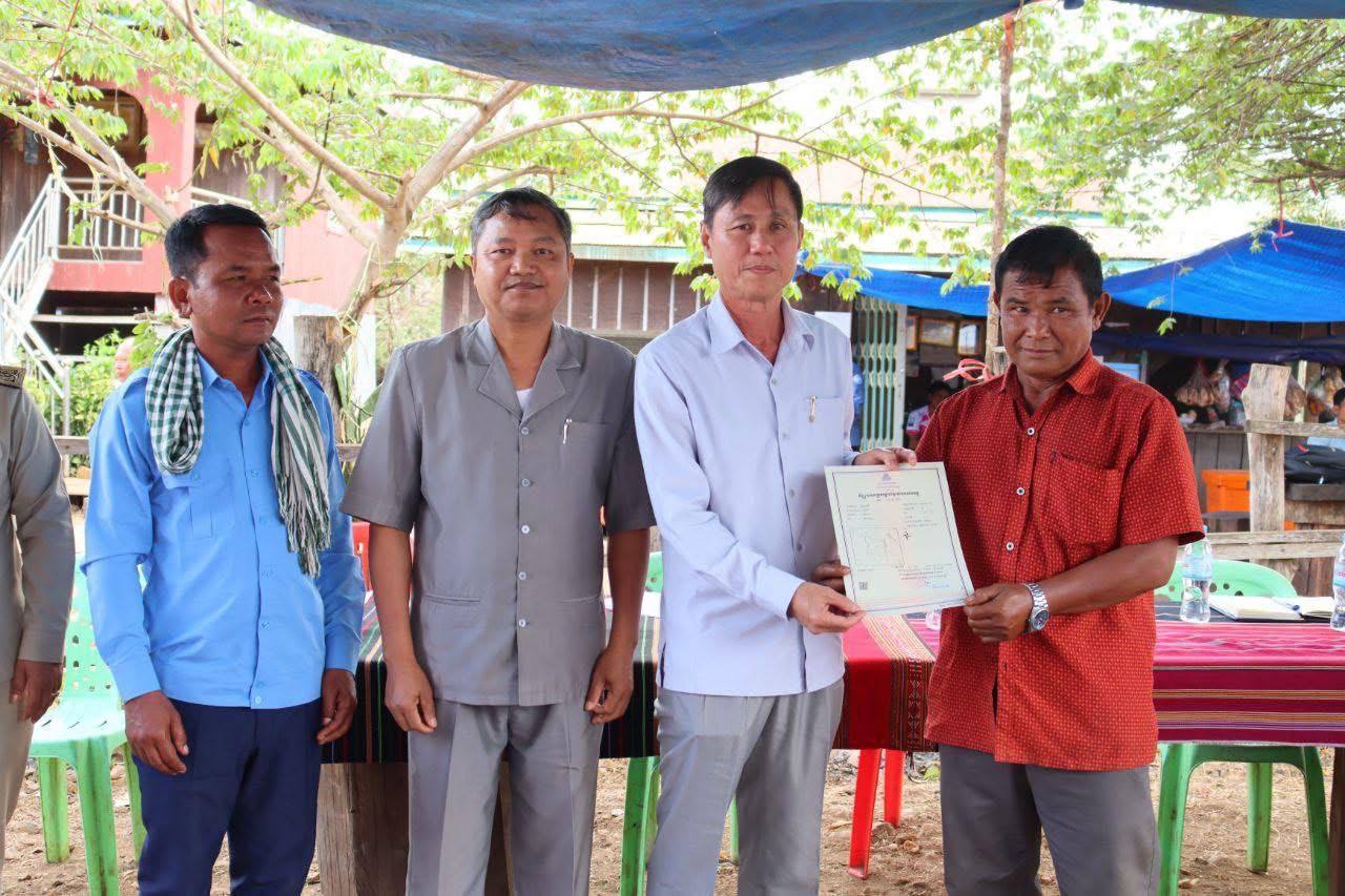 វិញ្ញាបនបត្រសម្គាល់ម្ចាស់អចលនវត្ថុ ដែលនៅសេសសល់ សរុបចំនួន ៥៤ បណ្ណ ត្រូវ​បានប្រគលជូនបងប្អូនប្រជាពលរដ្ឋស្ថិតនៅភូមិឡៅរមៀត ឃុំក្រង់តេះ ស្រុកពេជ្រាដា ខេត្តមណ្ឌលគិរី