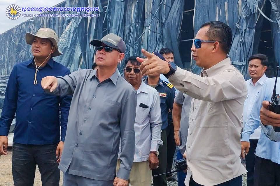 លោកឧត្តមសេនីយ៍ទោ ឈឿន សុចិត្ត ស្នងការនគរបាលខេត្តកណ្តាល បានអមដំណើរ ឯកឧត្តម គួច ចំរើន អភិបាលខេត្តនៃគណៈអភិបាលខេត្តកណ្តាល អញ្ជើញចុះត្រួតពិនិត្យទីតាំង ឆេះឃ្លាំងស្តុក សម្ភារៈជ័រធ្វើស័ង្កសី និងផ្ទះប្រជាពលរដ្ឋ ដែលបានកើតហេតុតាំងពីវេលាម៉ោង៩:៥០នាទី នៅចំណុចភូមិថ្លើក ឃុំពើក ស្រុកអង្គស្នួល ខេត្តកណ្ដាល