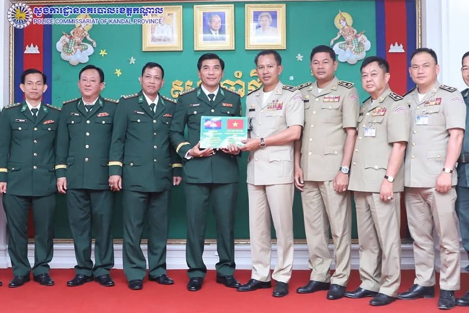 លោកឧត្តមសេនីយ៍ទោ ឈឿន សុចិត្ត ស្នងការនគរបាលខេត្តកណ្តាល បានដឹកនាំប្រតិភូស្នងការដ្ឋានទទួលស្វាគមន៍ ភាគីយោធាការពារព្រំដែនខេត្តអានយ៉ាង នៃសាធារណរដ្ឋសង្គមនិយមវៀតណាម អញ្ជើញមកជូនពរក្នុងឱកាសបុណ្យចូលឆ្នាំថ្មីប្រពៃណីជាតិខ្មែរ