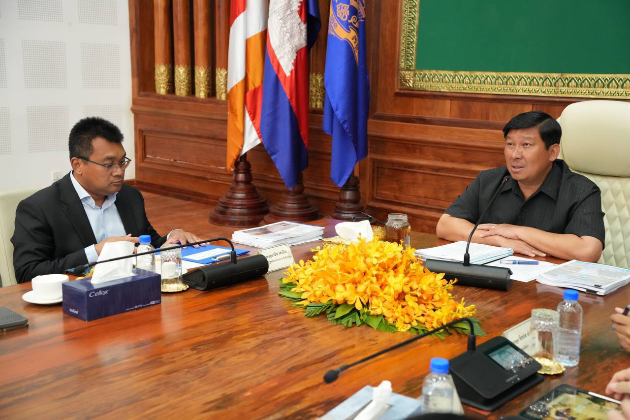 ក្រសួងរៀបចំដែនដី នគរូបនីយកម្ម និងសំណង់ និងក្រសួងសាធារណការ និងដឹកជញ្ជូន ចាត់ទុកកិច្ចការអាទិភាពទីមួយមាន កំពង់ផែ ព្រលានយន្តហោះ ផ្លូវតភ្ជាប់ ហេដ្ឋារចនាសម្ព័ន្ធជនបទចាំបាច់ គឺជាកិច្ចការស្នូលនៅក្នុងកិច្ចការនគរូបនីយកម្ម សំដៅកសាងបាននូវ