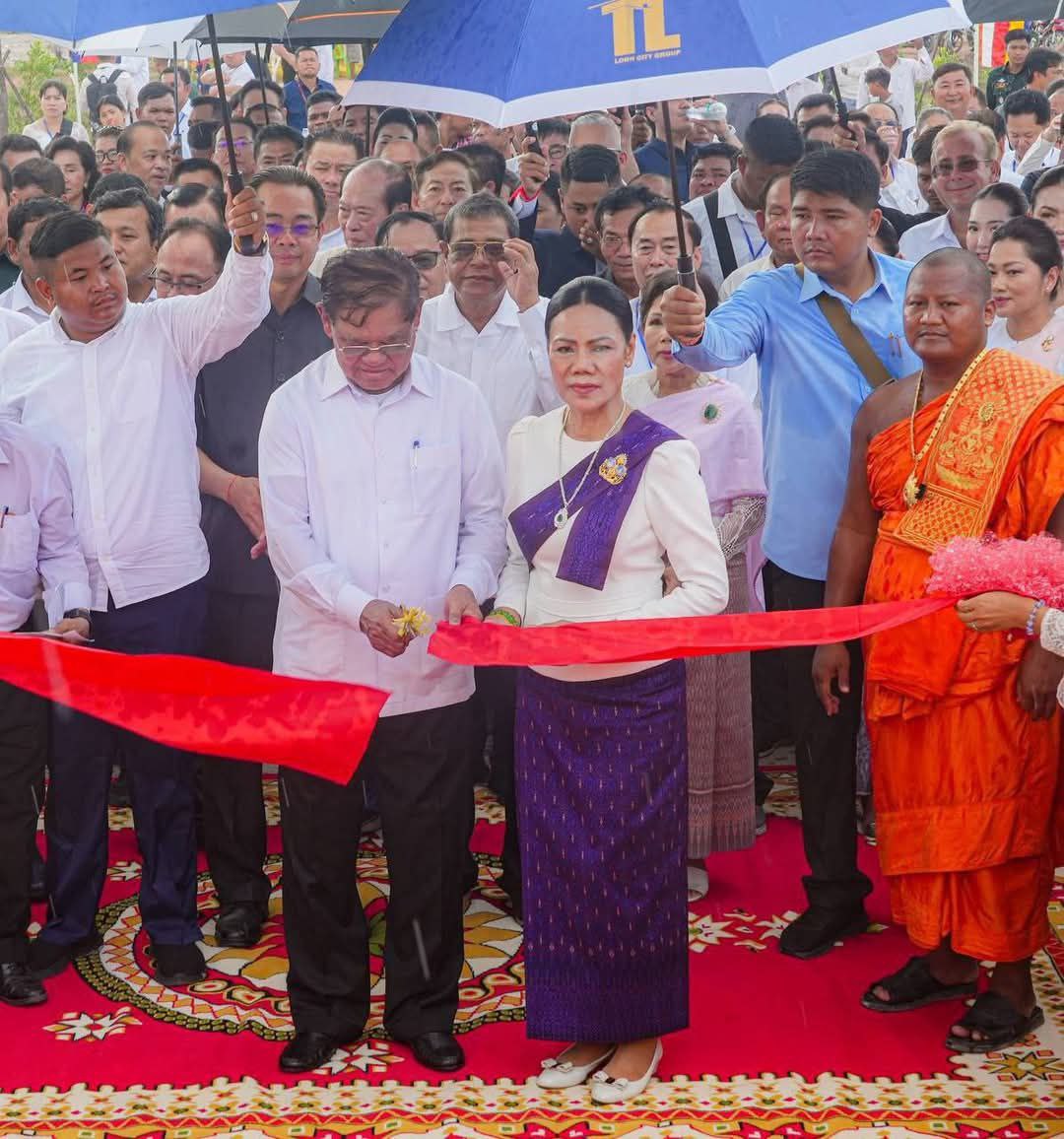 សម្តេចក្រឡាហោម ស ខេង ឧត្តមប្រឹក្សាផ្ទាល់ព្រះមហាក្សត្រ នៃព្រះរាជាណាចក្រកម្ពុជា​ និងលោកជំទាវ​អញ្ជើញ​ជា​អធិបតី​ដ៏​ខ្ពង់ខ្ពស់​ក្នុង​ពិធីបុណ្យបញ្ចុះខណ្ឌសីមា និងសម្ពោធឆ្លងសមិទ្ធផលនានានៅវត្តគិរីជលសាកោះរ៉ុង