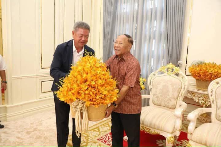 ឯកឧត្តម គួចចំរើន គោរពជូនពរ សម្តេចពញាចក្រី ហេង សំរិន ក្នុងឱកាសចំរើនជន្មាយុ គំរប់៩១ឈានចូល៩២ឆ្នាំ