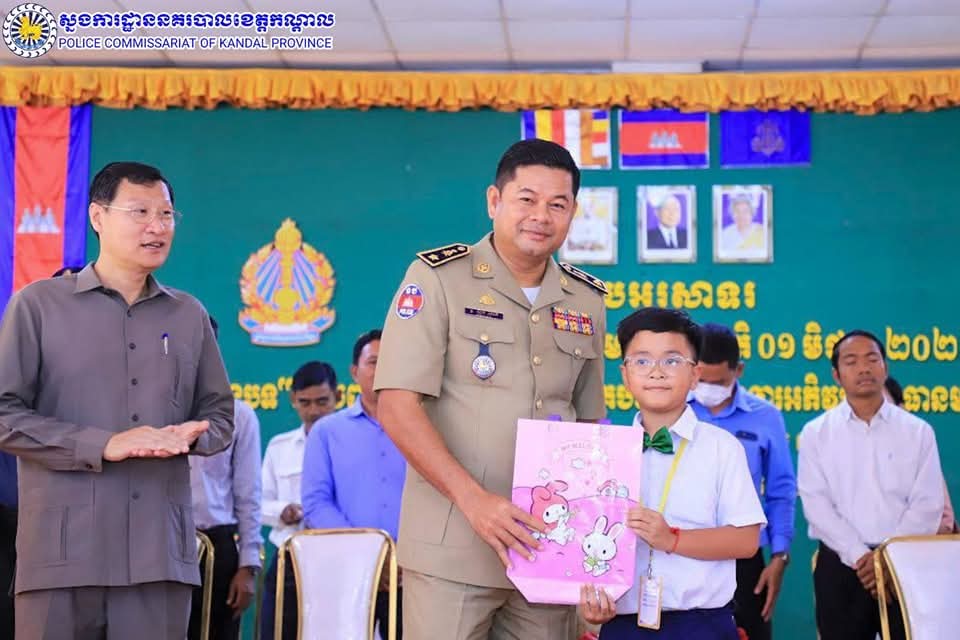 លោកឧត្តមសេនីយ៍ទោ ឈឿន សុចិត្ត ស្នងការនគរបាលខេត្តកណ្តាល បានចាត់លោកឧត្តមសេនីយ៍ត្រី ឡាក់ ម៉េងធី ស្នងការរងជាតំណាងចូលរួមក្នុងពិធីប្រារព្វខួបលើកទី៧៦ នៃទិវាកុមាអន្ដរជាតិ ០១ មិថុនា ២០២៥