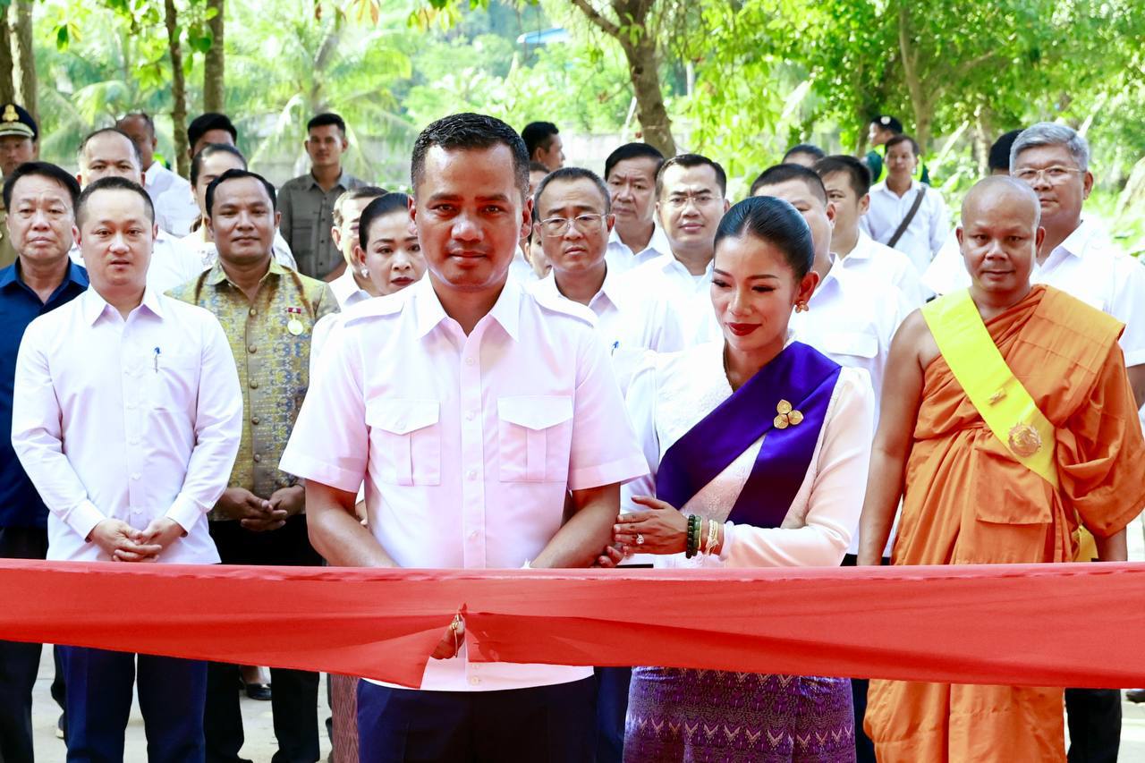 ឯកឧត្តមអភិសន្តិបណ្ឌិត ស សុខា ឧបនាយករដ្ឋមន្ត្រី រដ្ឋមន្ត្រីក្រសួងមហាផ្ទៃ និងជាប្រធានក្រុមការងាររាជរដ្ឋាភិបាលចុះមូលដ្ឋានខេត្តព្រៃវែង និងលោកជំទាវ