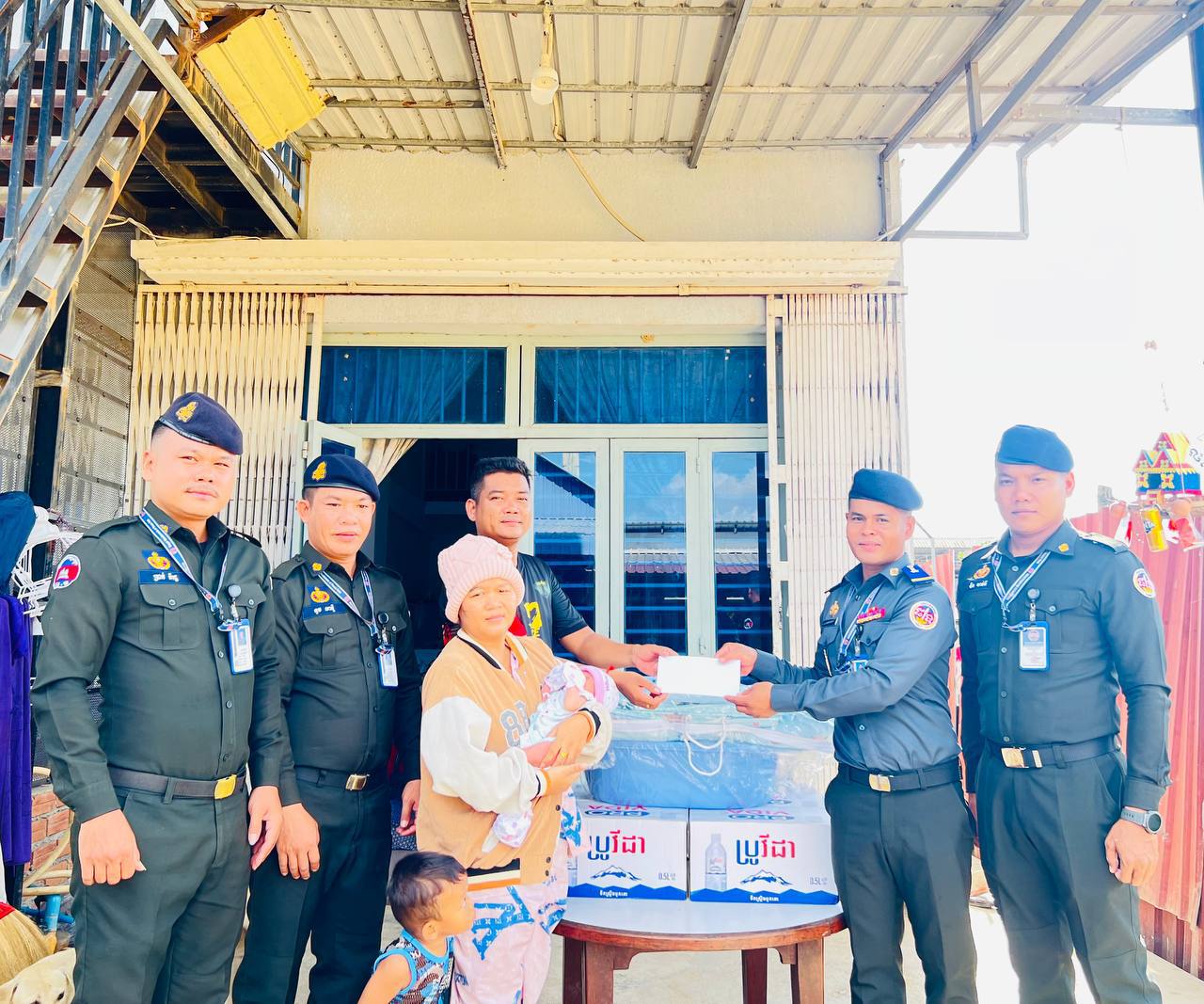 ក្រុមការងារ អាវុធហត្ថរាជធានីភ្នំពេញ ចុះសួរសុខទុក្ខដល់សមាជិកចំនួន២នាក់ ដែលមានប្រពន្ធទើបសម្រាលកូន!