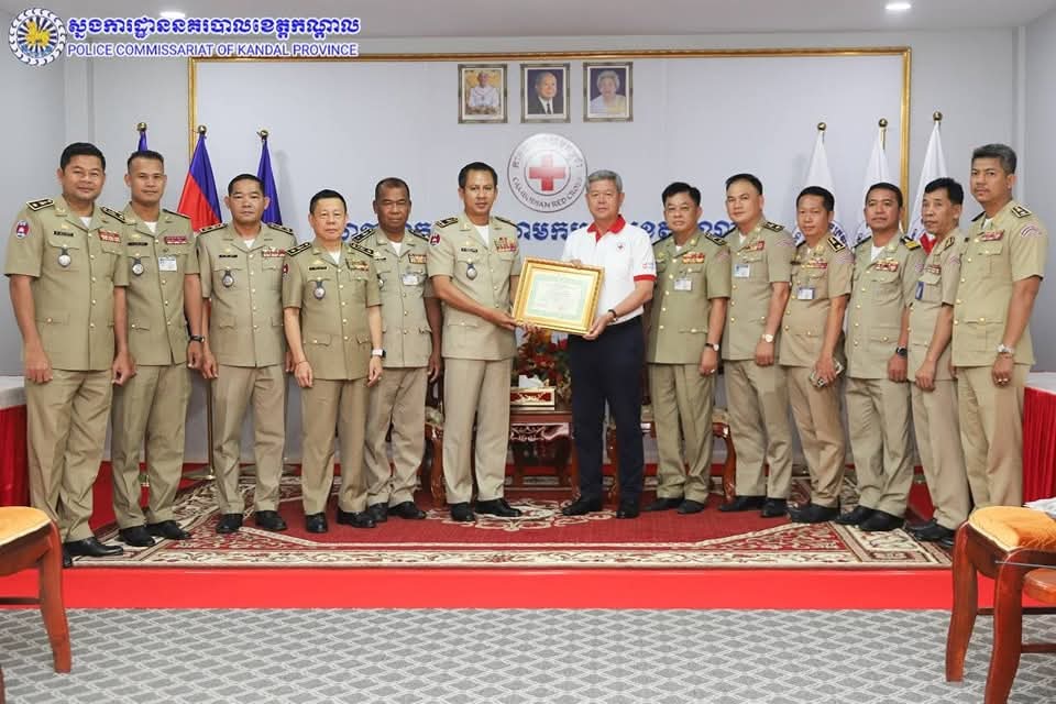 លោកឧត្តមសេនីយ៍ទោ ឈឿន សុចិត្ត ស្នងការនគរបាលខេត្តកណ្តាល បានដឹកនាំប្រតិភូស្នងការដ្ឋាននាំយកមូលនិធិកាកបាទក្រហម ជូនដល់សាខាកាកបាទក្រហមកម្ពុជាខេត្តកណ្តាល