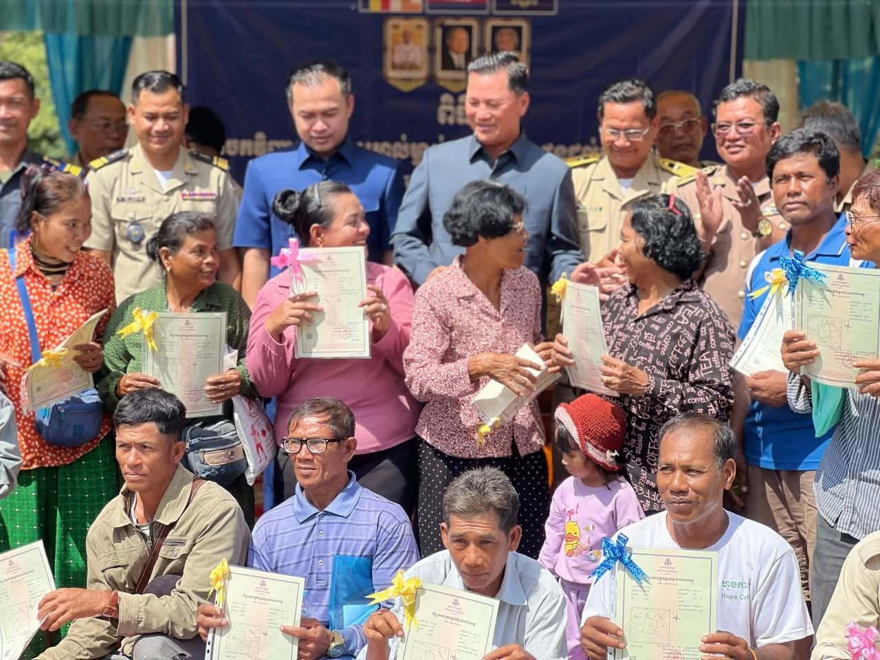 លោក ដូវ គឹមសុីន អភិបាលស្រុកជលគិរី អញ្ជើញអមដំណើរ លោក នៃ ចារី អភិបាលរង និង ឯកឧត្តម អ៊ុក ពញ្ញា រដ្ឋលេខាធិការក្រសួងអភិវឌ្ឍន៍ជនបទចុះចែក..