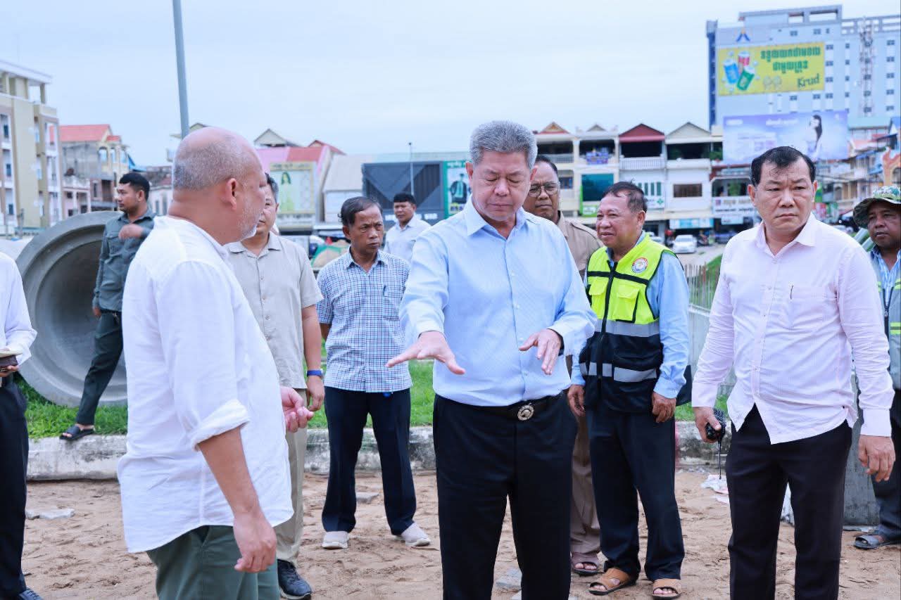 ឯកឧត្តម គួច ចំរើន អភិបាលខេត្តកណ្ដាល បានសំណូមពរដល់ប្រជាពលរដ្ឋ ដែលរស់នៅក្នុងក្រុងតាខ្មៅ សូមចូលរួមសំអាតគម្របលូបង្ហូរទឹកភ្លៀងឱ្យបានស្រឡះល្អ ដើម្បីសម្រួលដល់ការហូរទឹកនៅពេលមានភ្លៀងធ្លាក់ម្ដងៗ និងបញ្ជៀសការជន់លិចនៅក្រុងតាខ្មៅ