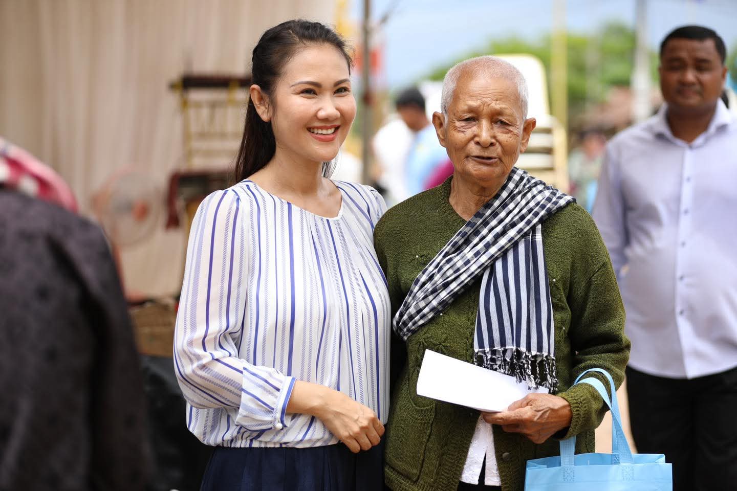 លោកជំទាវ ហ៊ុន ម៉ាណា អញ្ជើញនាំយកទេយ្យវត្ថុប្រគេនដល់វត្តពុទ្ធគីរីកម្ពុជា ក្នុងខេត្តតាកែវ និងចែកអំណោយជូនប្រជាពលរដ្ឋចំនួន៣៧០គ្រួសារ