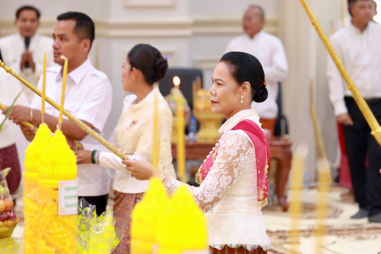 ឯកឧត្តមអភិសន្តិបណ្ឌិត ស សុខា និងលោកជំទាវ អញ្ជើញចូលរួមពិធីប្រគេនទៀនចំណាំព្រះវស្សា និងទេយ្យទាន ដល់ព្រះសង្ឃ ចំនួន ៣៩វត្ត នៅខេត្តព្រៃវែង