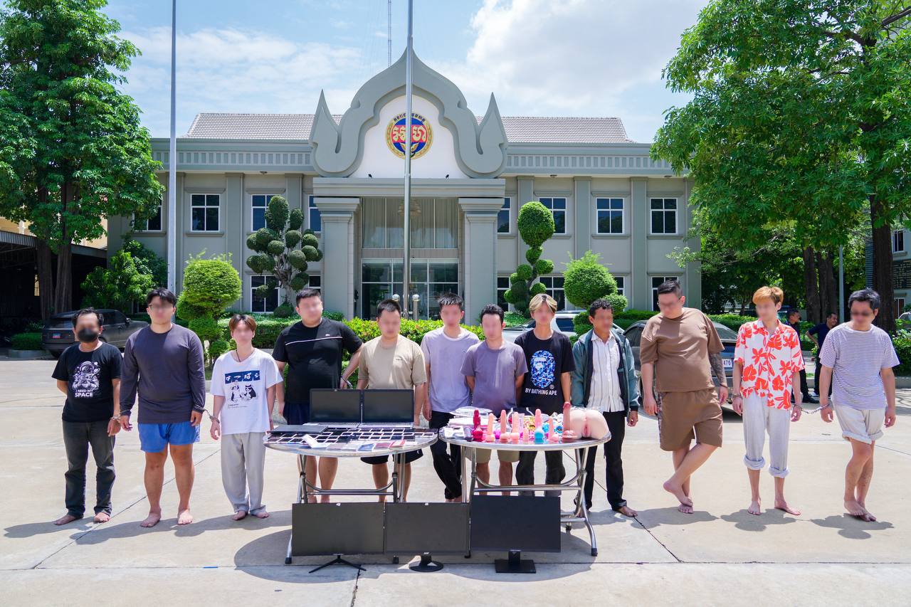 ទីតាំង ផលិត ចែកចាយ និងផ្សាយផ្ទាល់តាមវេបសាយនូវវីដេអូអាសអាភាស មួយកន្លែង ត្រូវបានអាវុធហត្ថភ្នំពេញបង្ក្រាបនិងឃាត់ខ្លួនមនុស្ស១២នាក់!