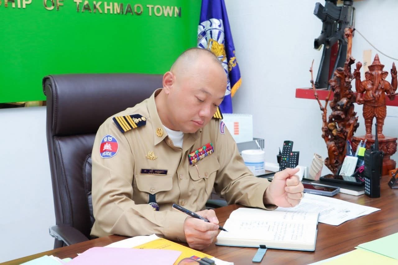 អធិការក្រុងតាខ្មៅ លោក វរសេនីយ៍ឯក យី វណ្ណដា បានឧបត្ថម្ភកង់មួយគ្រឿងដល់ក្មួយស្រីពីរនាក់បងប្អូនសម្រាប់….