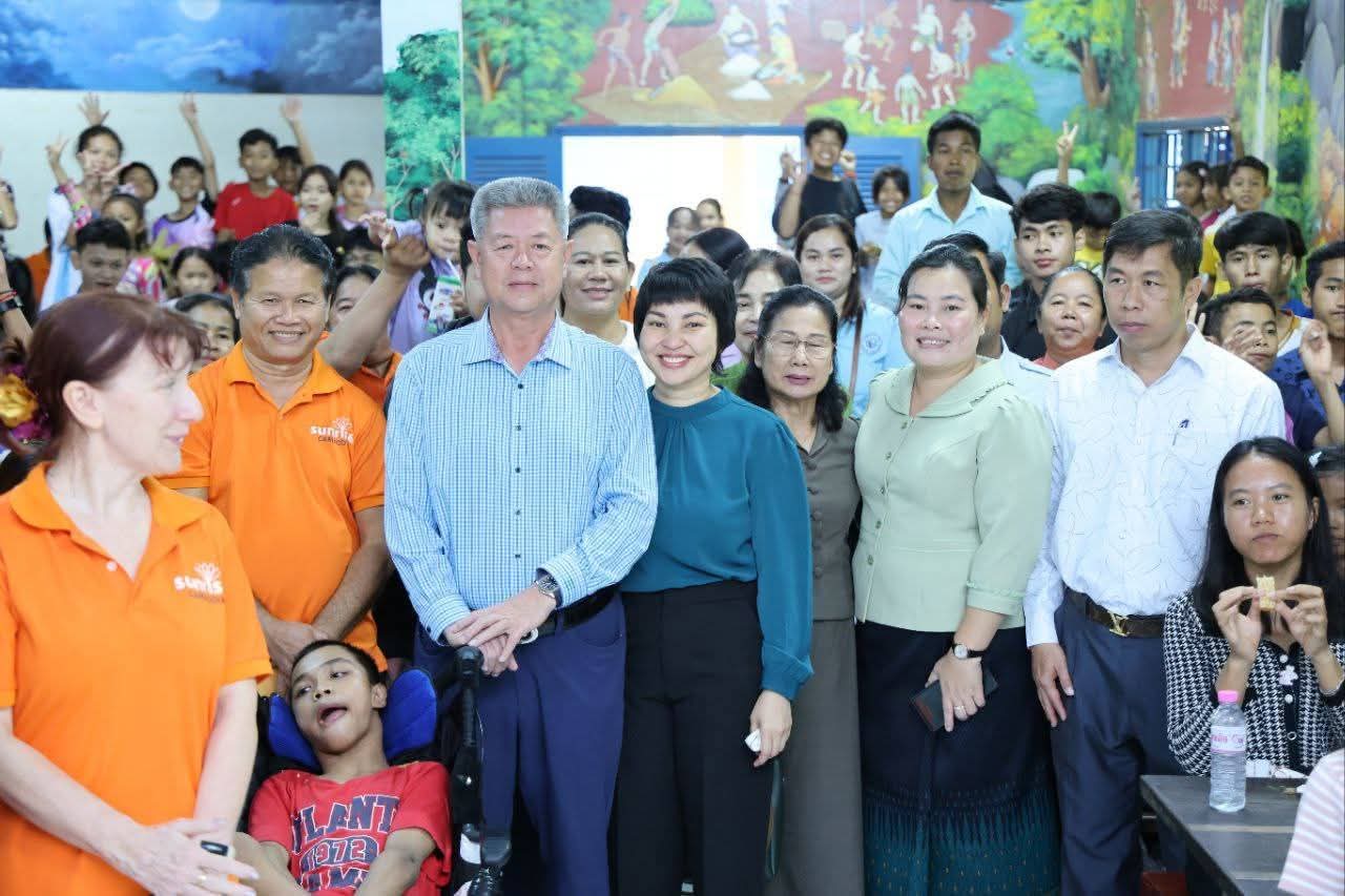 ឯកឧត្តម គួច ចំរើន អភិបាលនៃគណៈអភិបាលខេត្តកណ្តាលចុះសួរសុខទុក្ខ និងសំណេះសំណាល ជាមួយកុមារនៅអង្គការ(មជ្ឈមណ្ឌលអរុណរ:).