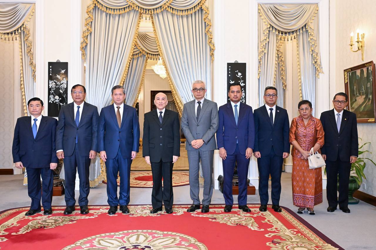 ឯកឧត្តមអភិសន្តិបណ្ឌិត ស សុខា ឧបនាយករដ្ឋមន្ត្រី រដ្ឋមន្ត្រីក្រសួងមហាផ្ទៃ បានអញ្ជើញអមដំណើរសម្តេចមហាបវរធិបតី ហ៊ុន ម៉ាណែត នាយករដ្ឋមន្ត្រី នៃព្រះរាជាណាចក្រកម្ពុជា ចូល.