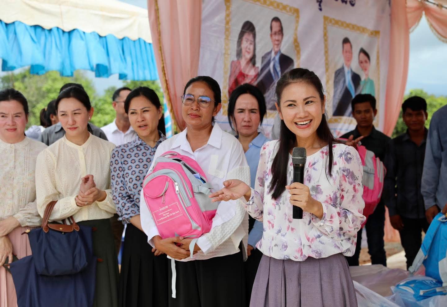 លោកជំទាវ ហ៊ុន ម៉ាណា អញ្ជើញប្រគេនទេយ្យវត្ថុដល់វត្តចំនួន៦ និងចែកអំណោយជូនប្រជាពលរដ្ឋចំនួន៥២០គ្រួសារ​ នៅខេត្តកំពត