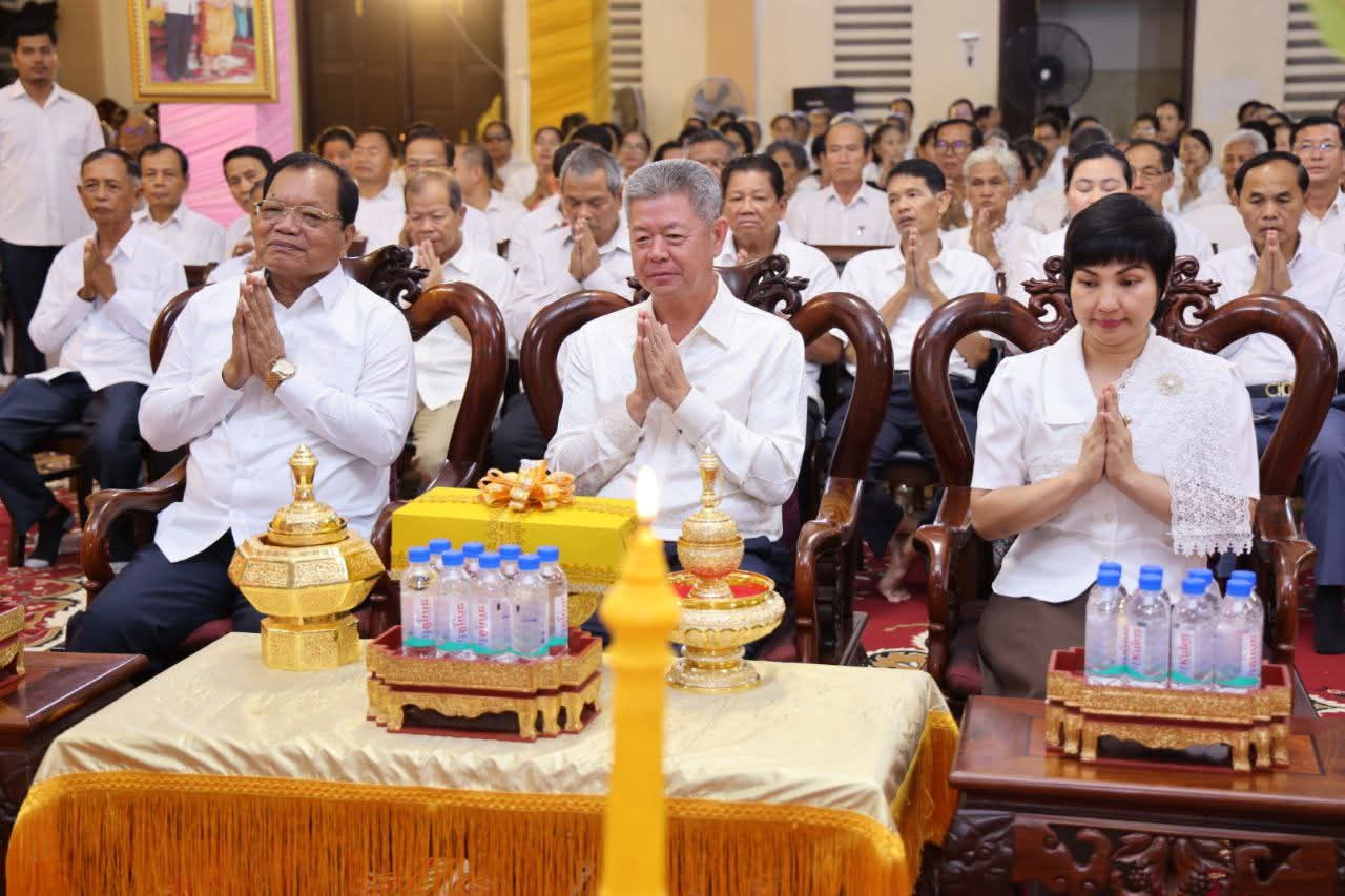 រដ្ឋបាលខេត្តកណ្ដាល សូត្រមន្តកាន់បិណ្ឌវេនទី១ នៅវត្តប្រជុំនទី ហៅវត្តក្រពើហា ស្ថិតនៅក្រុងតាខ្មៅ ខេត្តកណ្តាល ..