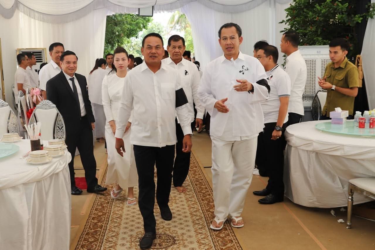 ឯកឧត្តម នាយឧត្តមសេនីយ៍ ស ថេត អគ្គស្នងការនគរបាលជាតិ បានដឹកនាំប្រតិភូអគ្គស្នងការដ្ឋាននគរបាលជាតិ គោរពវិញ្ញាណក្ខន្ធសពព្រឹទ្ធមហាឧបាសិកាពុទ្ធសាសនូបត្ថម្ភក៍ ទិត នារី ត្រូវជាជីដូនក្មេករបស់លោកឧត្តមសេនីយ៍ទោ ឈឿន សុចិត្ត ស្នងការនគរបាលខេត្តកណ្តាល..