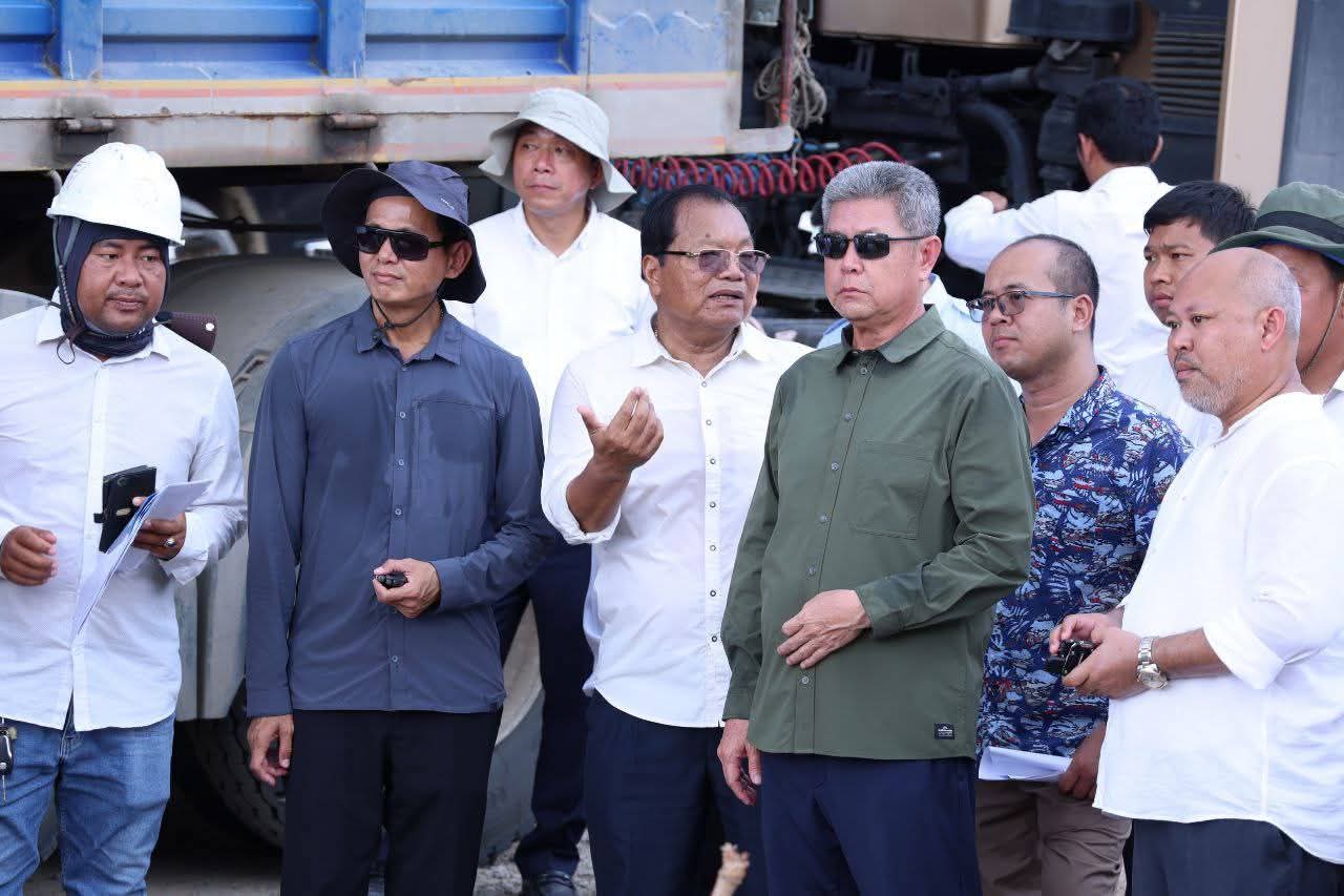 ថ្នាក់ដឹកនាំខេត្តកណ្ដាល អញ្ជើញចុះពិនិត្យវឌ្ឍនភាពការងារស្ថាបនាផ្លូវលេខ១២១៨ (ផ្លូវព្រែកស្បូវ) ការរៀបចំប្រព័ន្ធលូទឹកភ្លៀងតាមបណ្តោយផ្លូវជាតិលេខ២១ និងការងារស្ថាបនាផ្លូវតាមបណ្តោយប្រឡាយ៧៦ ក្នុងក្រុងសំពៅពូន ខេត្តកណ្ដាល.