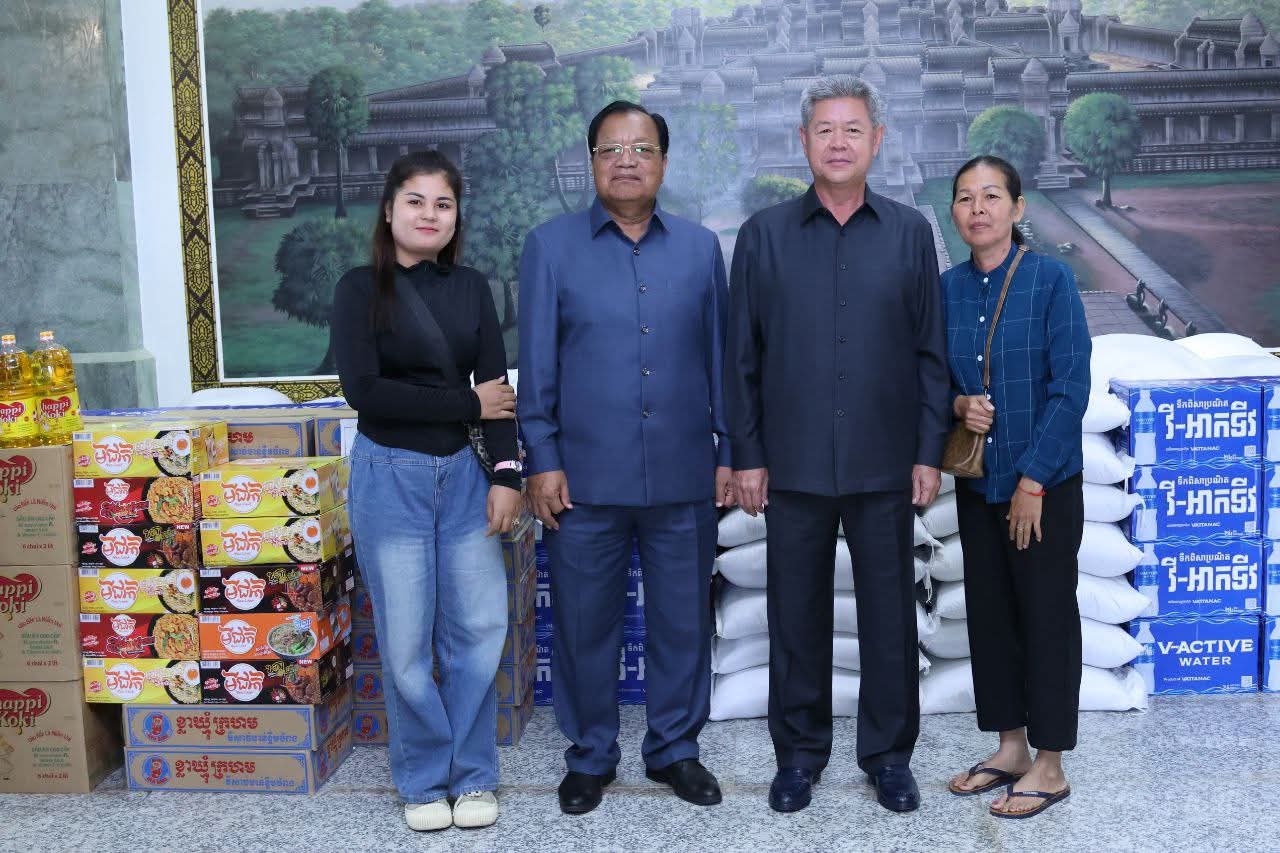 ឯកឧត្តម គួច ចំរើន បានណែនាំដល់អាជ្ញាធរមូលដ្ឋាន មន្ទីរអង្គភាពពាក់ព័ន្ធ ត្រូវខិតខំយកចិត្តទុកដាក់ដោះស្រាយនូវសំណូមពរ និងបញ្ហាប្រឈមរបស់គ្រួសារវីរៈកងទ័ពជួរមុខ ដោយអនុវត្តទៅតាមច្បាប់ និងលិខិតបទដ្ឋានគតិយុត្ត ដោយការទទួលខុសត្រូវខ្ពស់…