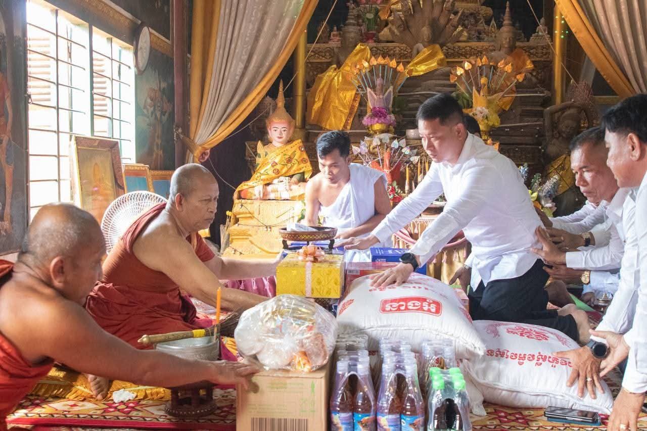 លោកឧត្តមសេនីយ៍ត្រី សៀ ទីន មេបញ្ជាការកងរាជអាវុធហត្ថខេត្ត ដឹកនាំ​ក្រុមការងារ អញ្ជើញចូលរួម​កាន់បិណ្ឌវេនទី១០ នៅវត្តកំពង់ភ្លុក..