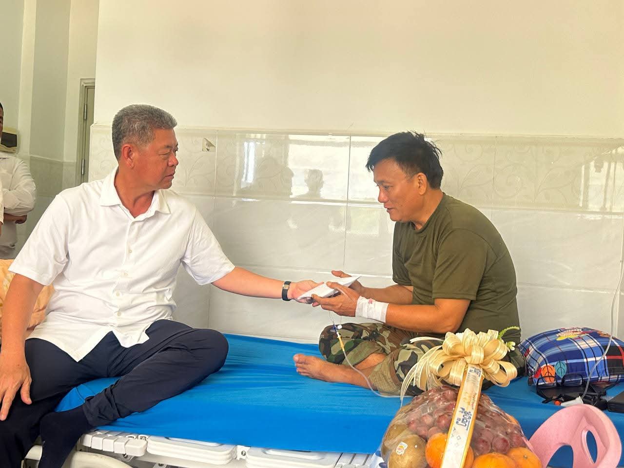 ឯកឧត្តម គួច ចំរើន អភិបាល នៃគណៈអភិបាលខេត្តកណ្ដាល អញ្ជើញសួរសុខទុក្ខនិងនាំយកថវិកា របស់សម្ដេចមហាបវរធិបតី ហ៊ុន ម៉ាណែត នាយករដ្ឋមន្ត្រី នៃព្រះរាជាណាចក្រកម្ពុជា និងលោកជំទាវបណ្ឌិត ផ្ដល់ជូន វីរៈកងទ័ព..