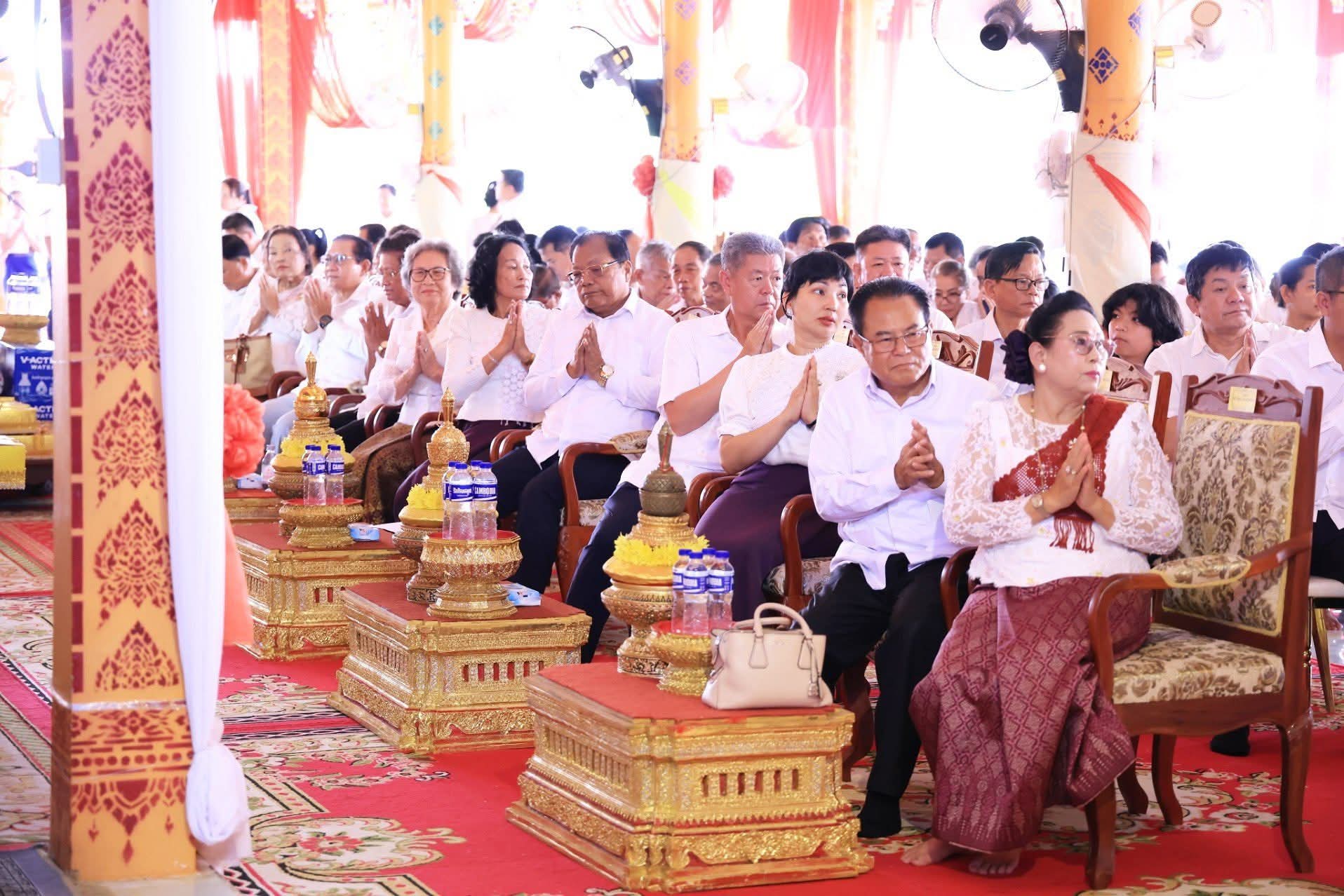 រដ្ឋបាលខេត្តកណ្ដាល សូត្រមន្ត រាប់បាត្រ និងបង្សុកូល ក្នុងពិធីបុណ្យកាន់បិណ្ឌ១៣ នៅវត្តសិរីបន្ទាយដែក ស្រុកកៀនស្វាយ..