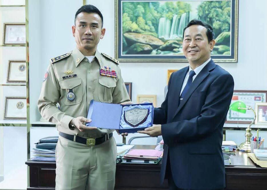 ឧត្តមសេនីយ៍ឯក ឌី វិជ្ជា ទទួលជួបសម្តែងការគួរសម និងពិភាក្សាការងារជាមួយស្នងការរងនគរបាលខេត្តគួយចូវប្រទេសចិន..