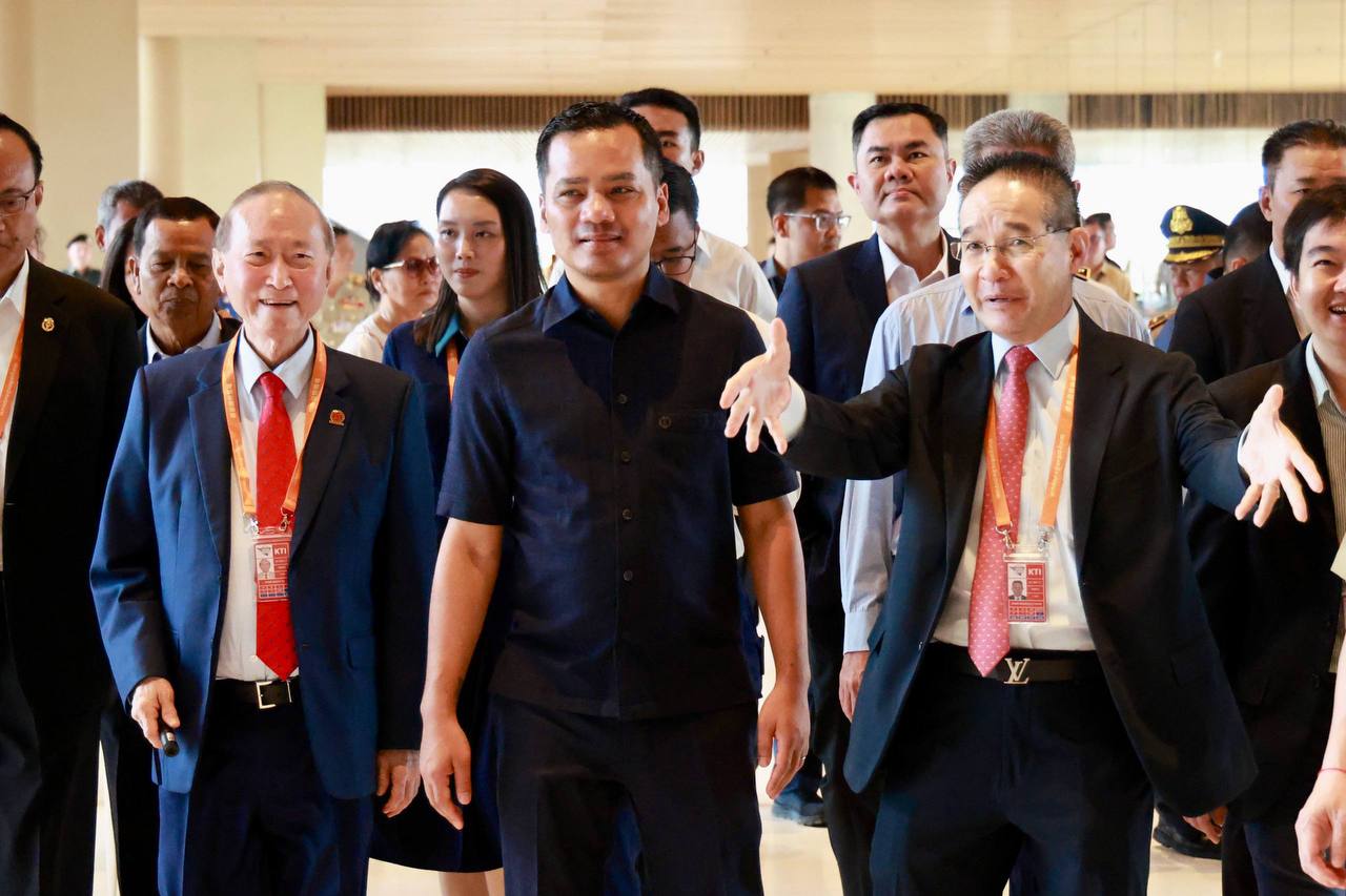 ឯកឧត្តមអភិសន្តិបណ្ឌិត ស សុខា ចុះពិនិត្យការត្រៀមលក្ខណៈរបស់អគ្គនាយកដ្ឋានអន្តោប្រវេសន៍ នៅអាកាសយានដ្ឋានអន្តរជាតិតេជោ!